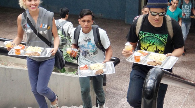 Ucevistas conmemoraron su día con almuerzo estudiantil