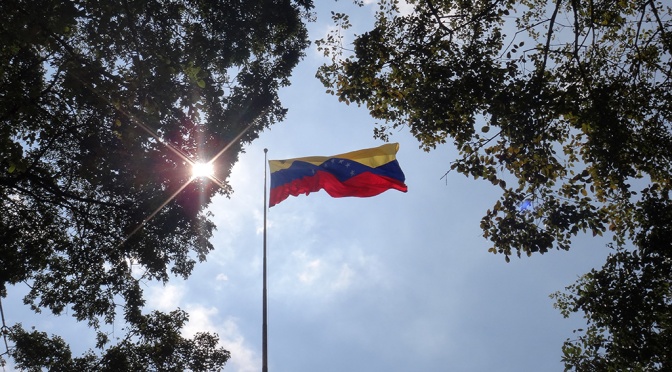 UCV iza la segunda bandera más grande del país