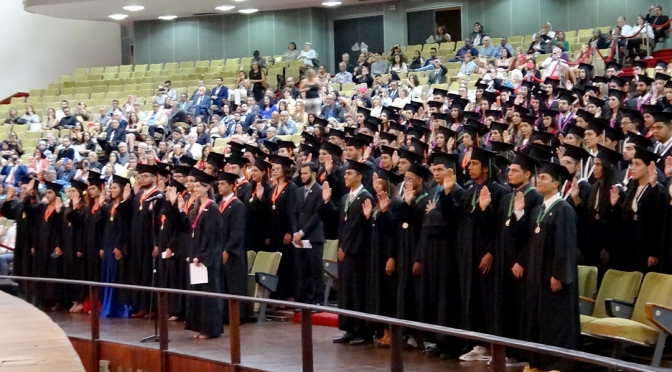 Egresan 186 profesionales de cinco facultades de la UCV